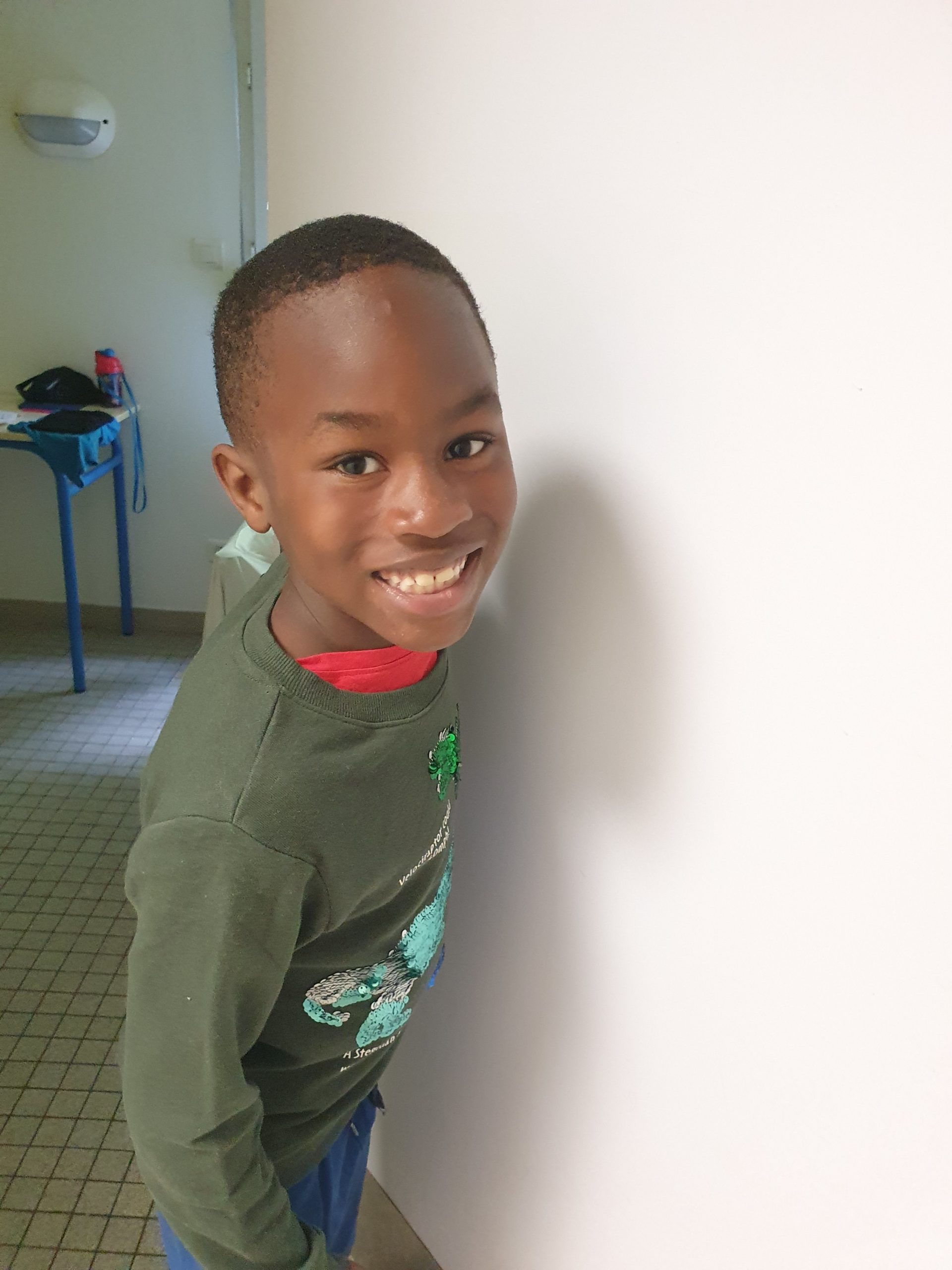 Un garçon souriant