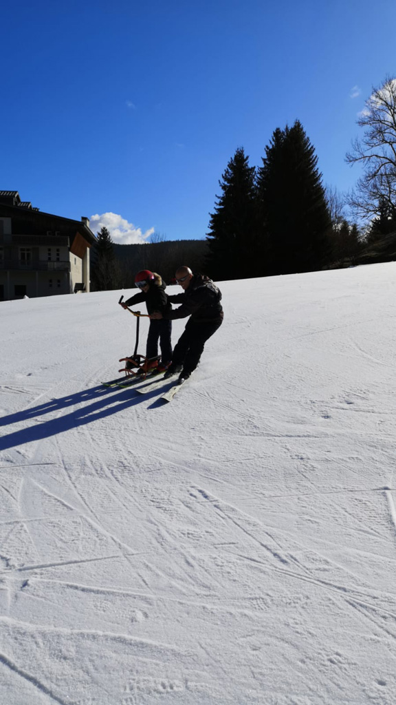 Un enfant et un encadrant font du ski