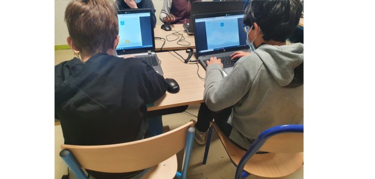 Des jeunes utilisent un ordinateur